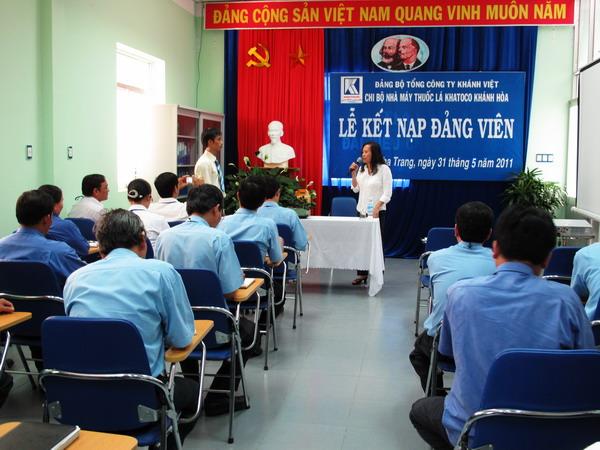 Đ/c Nguyễn Thị Tường Anh trao nhiệm vụ cho đảng viên mới